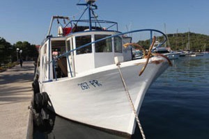 Vir, 23. srpnja 2010. - ribarica u vlasništvu Nikola Jaše koja je sudjelovala u pomorskoj nesreći na vezu je dok je istraga koju provode djelatnici L.I. Preko u tijeku